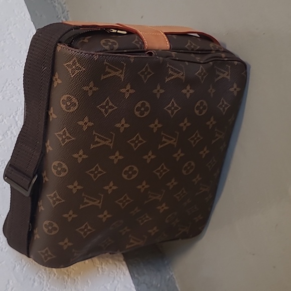 Authentic LOUIS VUITTON Navaiglio - Picture 4 of 17
